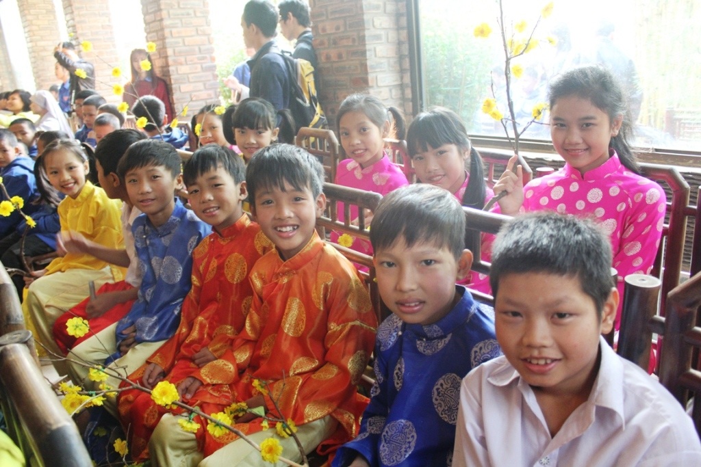 600 cặp bánh chưng đến với trẻ em nghèo Huế ngày cuối năm - 2 Các trẻ em nghèo vui vẻ vì được mặc áo quần tết đẹp khi tham gia chương trình