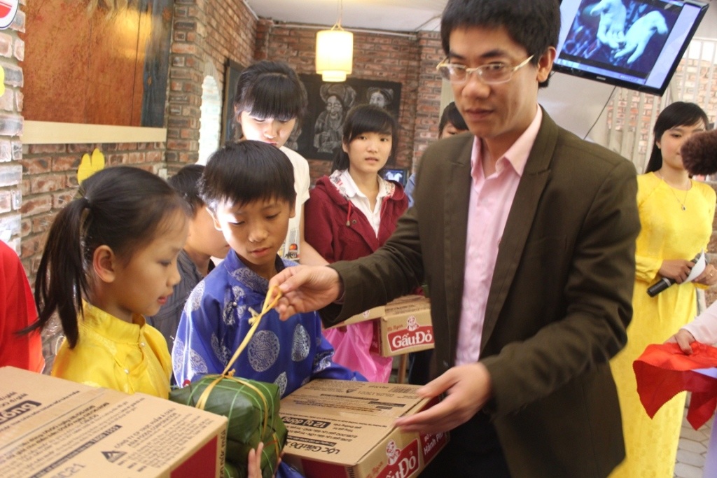 600 cặp bánh chưng đến với trẻ em nghèo Huế ngày cuối năm - 1 Trao quà và bánh chưng xanh đến các em