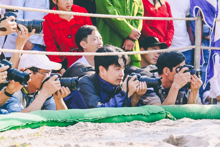 Những pha vật võ đẹp mắt của trai làng Thủ Lễ - 16 Hội vật là nơi thú vị cho nhiều nhà nhiếp ảnh và báo chí