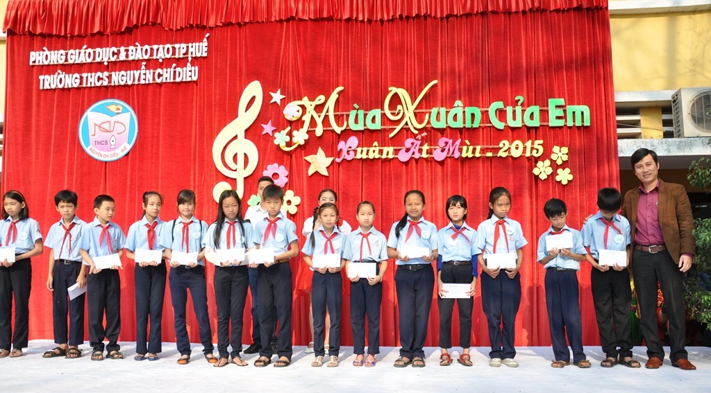 Trao học bổng Tết đến học trò nghèo vượt khó - 2 HS nghèo vượt khó trường THCS Nguyễn Chí Diểu nhận học bổng Tết.