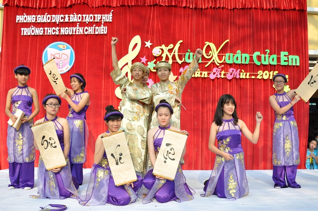 Trao học bổng Tết đến học trò nghèo vượt khó - 5 Những tiết mục văn nghệ của HS nhà trường mừng xuân mới.