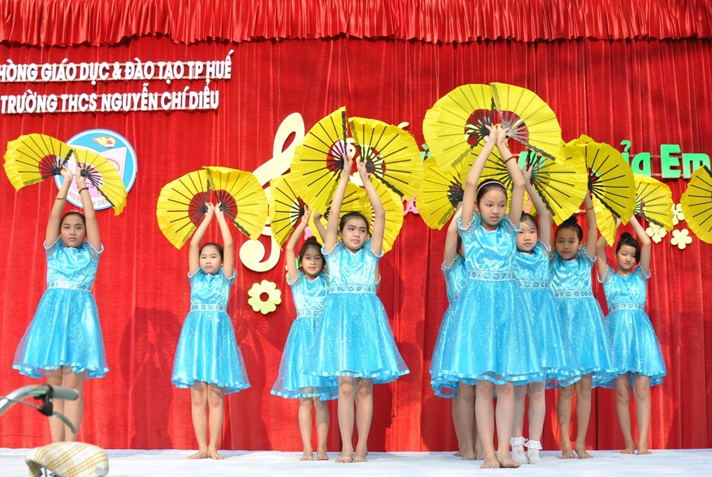 Trao học bổng Tết đến học trò nghèo vượt khó - 4 Những tiết mục văn nghệ của HS nhà trường mừng xuân mới.