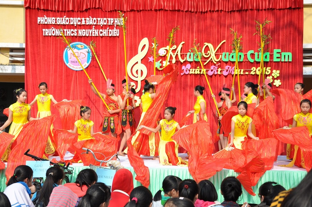 Trao học bổng Tết đến học trò nghèo vượt khó - 3 Những tiết mục văn nghệ của HS nhà trường mừng xuân mới.