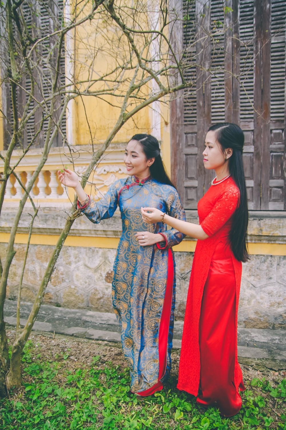 Chùm ảnh đẹp về tục xông đất, lì xì, đi chơi đầu năm ở cố đô Huế - 7 Người lớn mời người trẻ ăn mứt Tết