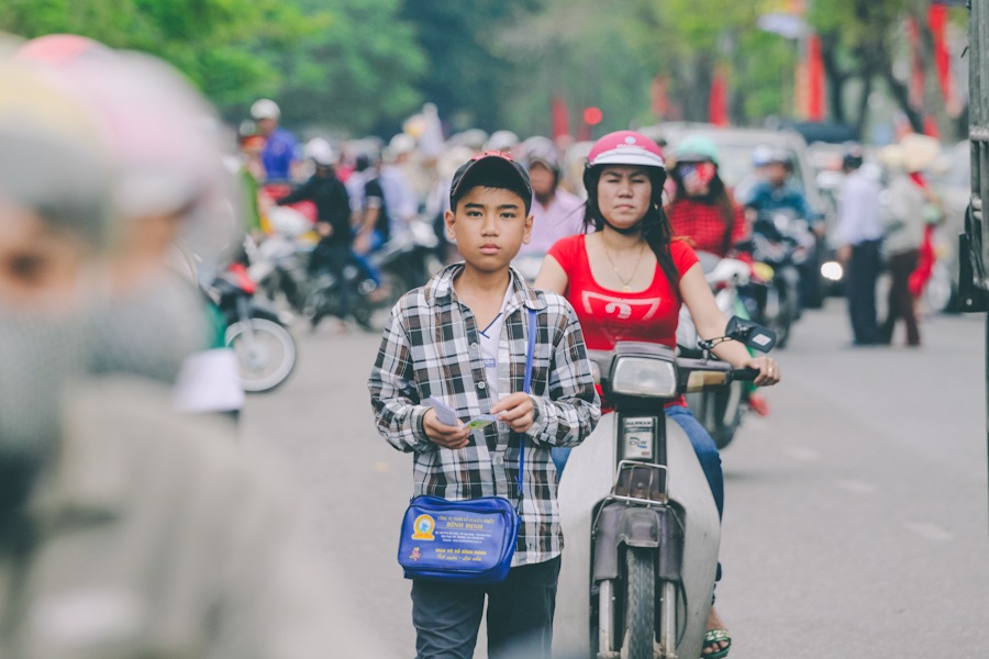 Thăm ngôi chợ xưa nhất Huế chiều 30 tết - 15 Phía ngoài chợ, các em bán vé số cũng đang cần mẫn đi bán lô vé số cuối cùng