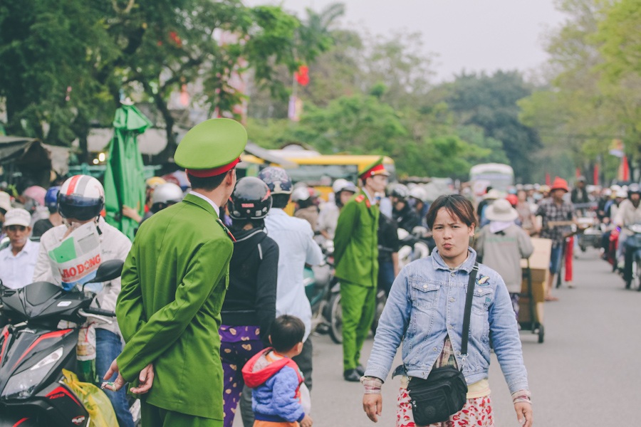 Thăm ngôi chợ xưa nhất Huế chiều 30 tết - 16 Lực lượng công an phường giữ vững nhiệm vụ
