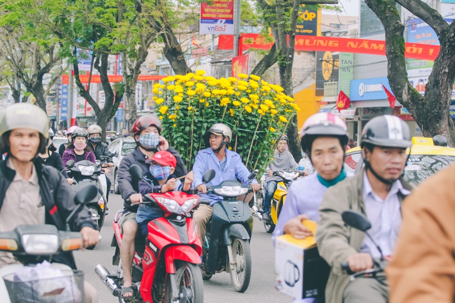 Thăm ngôi chợ xưa nhất Huế chiều 30 tết - 18 Dòng người tấp nập rời chợ Đông Ba sau khi đã hoàn thành việc sắm sửa ngày cận Tết