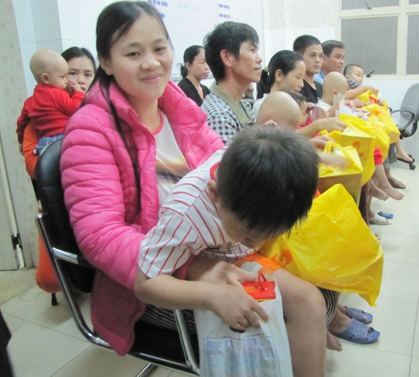 Thăm bệnh nhi nghèo, công nhân vệ sinh đêm Giao thừa - 3 Nụ cười của mẹ và bé
