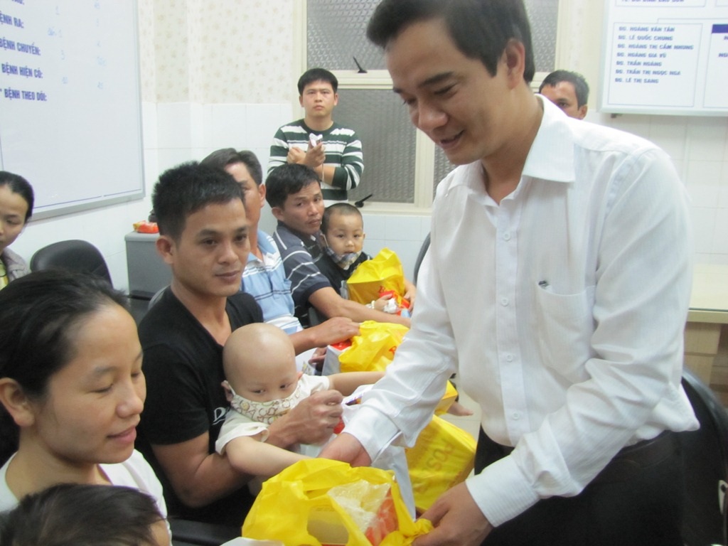 Thăm bệnh nhi nghèo, công nhân vệ sinh đêm Giao thừa - 1 Thăm bệnh nhi nghèo, công nhân vệ sinh đêm Giao thừa