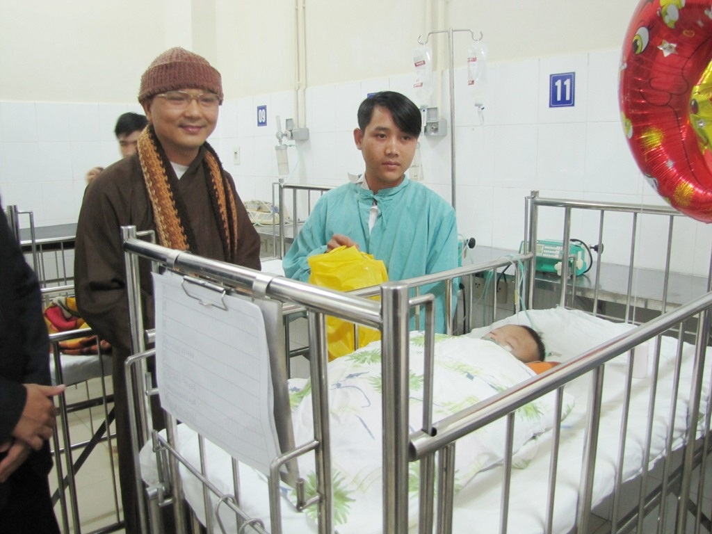 Thăm bệnh nhi nghèo, công nhân vệ sinh đêm Giao thừa - 2 Đại đức Thích Vân Pháp trụ trì chùa Từ
Vân thăm hỏi, chúc các em nhỏ