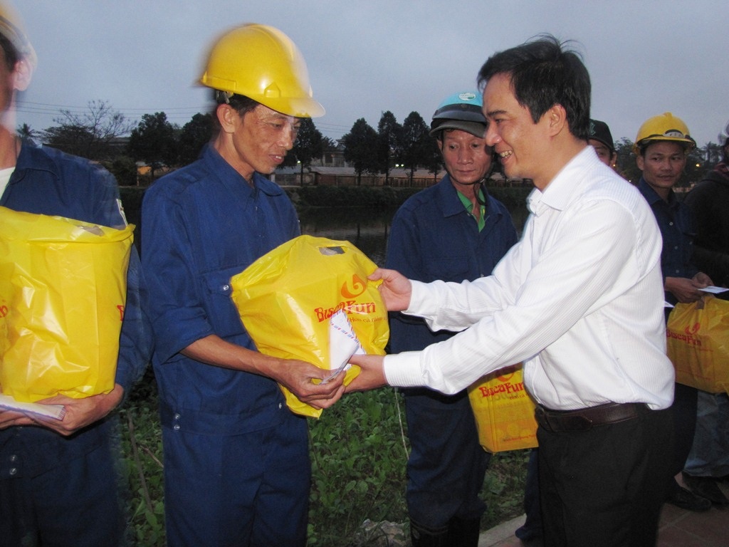 Thăm bệnh nhi nghèo, công nhân vệ sinh đêm Giao thừa - 4 Thăm công nhân làm sạch đẹp đường phố đêm Giao thừa