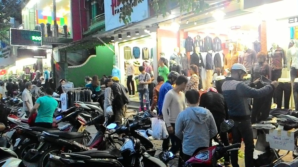 Đông đảo thanh niên mua sắm tối giao thừa trên đường Hùng Vương