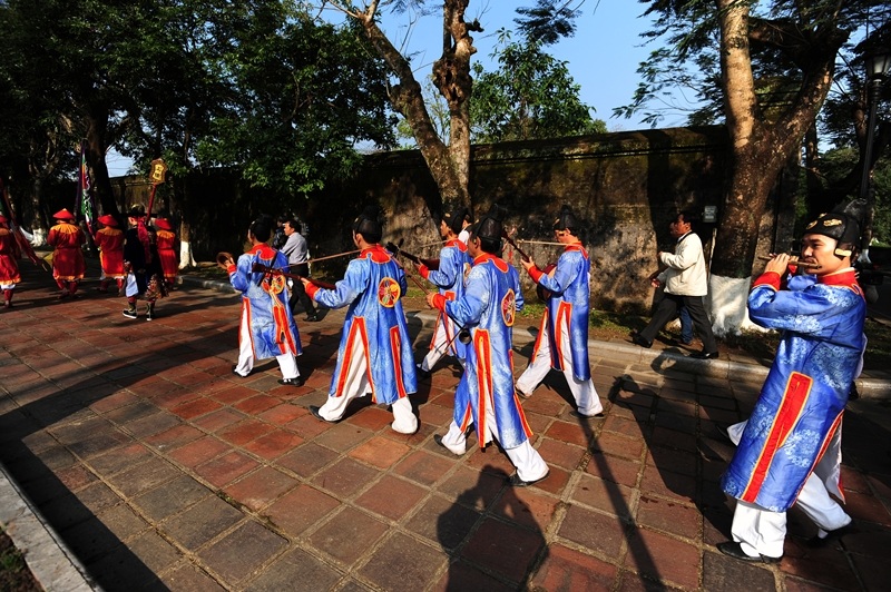 Tái hiện lễ dựng nêu xưa trong Hoàng cung Huế - 2 Đoàn nhạc nghi lễ cung đình đi theo ông nêu chơi những bản nhạc rộn ràng