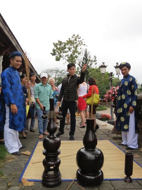 Tái hiện trò chơi tết cung đình xưa tại Huế - 2 Để ném được hết que tre vào bình gỗ có miệng nhỏ là một điều không dễ chút nào