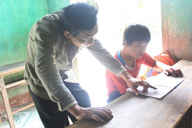 Cảm động chuyện thầy giáo tật nguyền nhận học phí bằng gạo trộn với… đất - 1 Normal