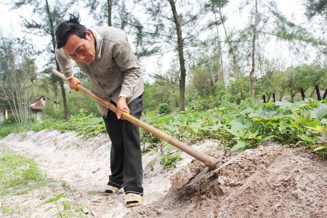 Cảm động chuyện thầy giáo tật nguyền nhận học phí bằng gạo trộn với… đất - 3 Normal