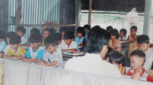 Cảm động chuyện thầy giáo tật nguyền nhận học phí bằng gạo trộn với… đất - 7 Normal