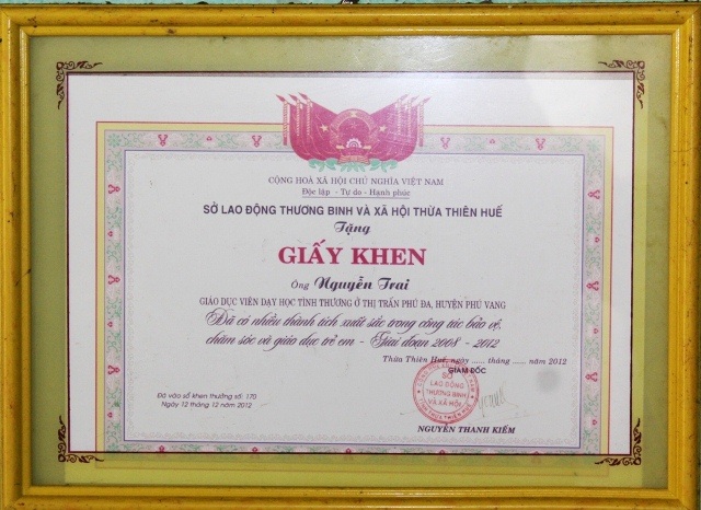 Cảm động chuyện thầy giáo tật nguyền nhận học phí bằng gạo trộn với… đất - 6 Normal