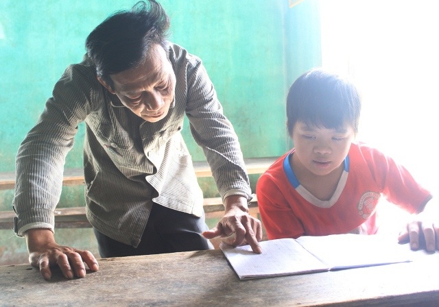 Cảm động chuyện thầy giáo tật nguyền nhận học phí bằng gạo trộn với… đất - 5 Thầy Trai đang tận tình chỉ dạy cho em Huy bị thiểu năng