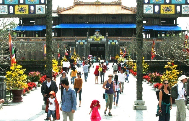 Đông đảo du khách chơi tết tại di tích Huế năm con Dê