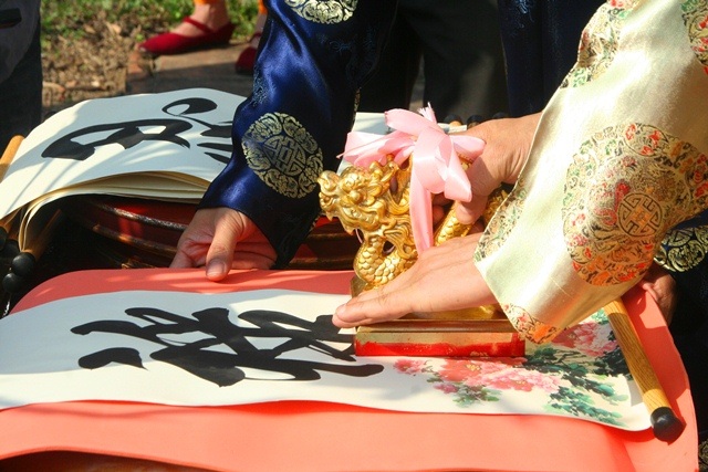 Lễ hạ nêu trong Hoàng cung Huế nhắc người dân đã hết Tết - 14 Ấn trên đầu nêu được lấy xuống và in vào những tờ giấy ghi chữ tốt lành