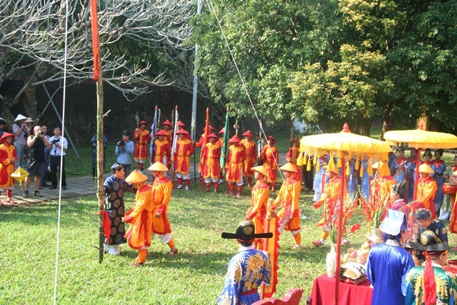 Lễ hạ nêu trong Hoàng cung Huế nhắc người dân đã hết Tết - 9 Bắt đầu lễ chính thức hạ nêu