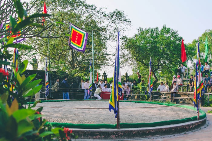 Những pha vật võ đẹp mắt của trai làng Thủ Lễ - 3 Toàn cảnh sới vật, nền vật là cát mịn cho đỡ đau các đô vật