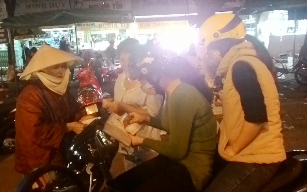 Vài người tranh thủ mua vé số lấy hên trong đêm 30