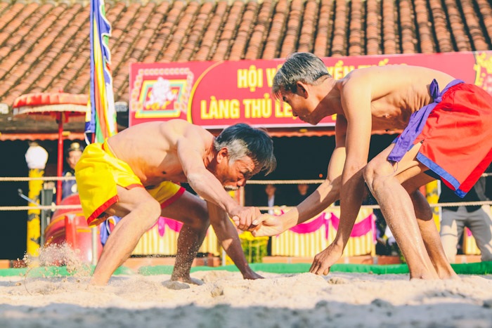 Những pha vật võ đẹp mắt của trai làng Thủ Lễ - 4 2 đô vật cao niên khai màn đầu tiên để lấy hên cho cả làng