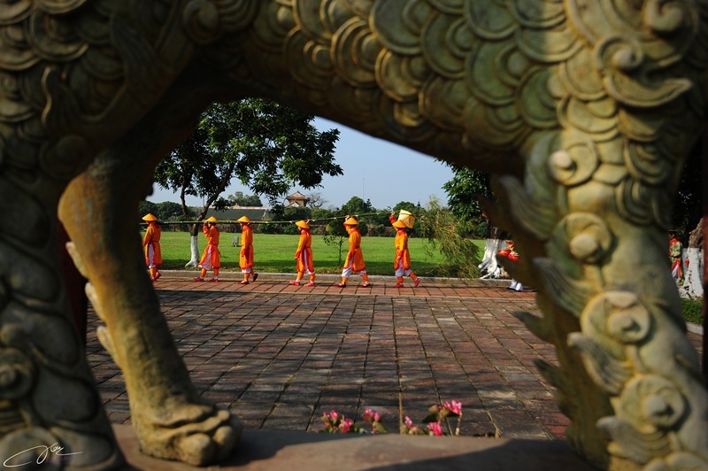 Tái hiện lễ dựng nêu xưa trong Hoàng cung Huế - 4 Đoàn rước nêu đi qua nghê đồng ở sân trước điện Thái Hòa