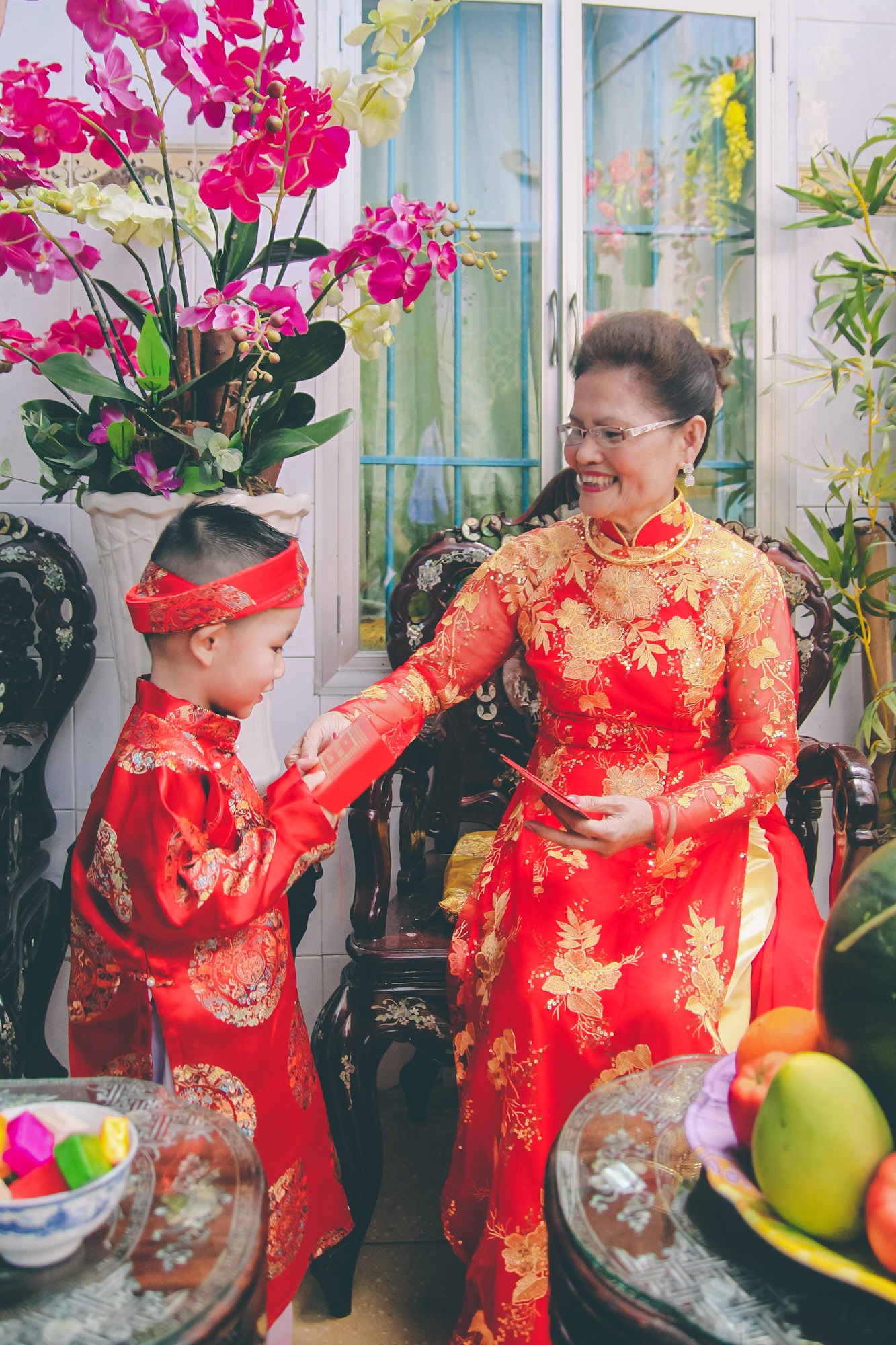 Chùm ảnh đẹp về tục xông đất, lì xì, đi chơi đầu năm ở cố đô Huế - 5 Người lớn mời người trẻ ăn mứt Tết