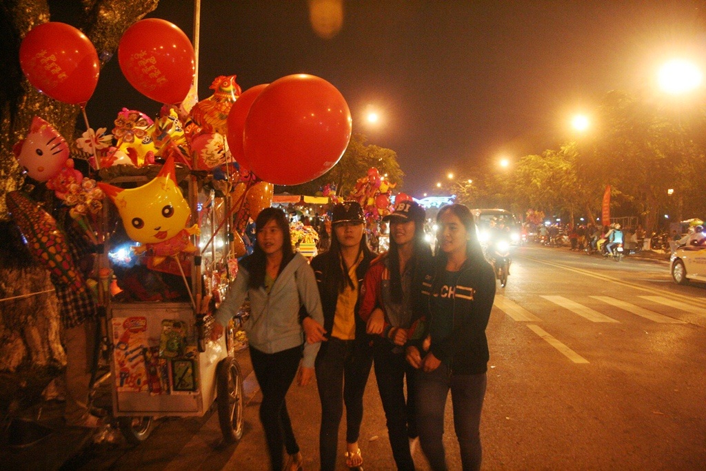 Các bạn trẻ bắt đầu đổ về quảng trường Ngọ Môn