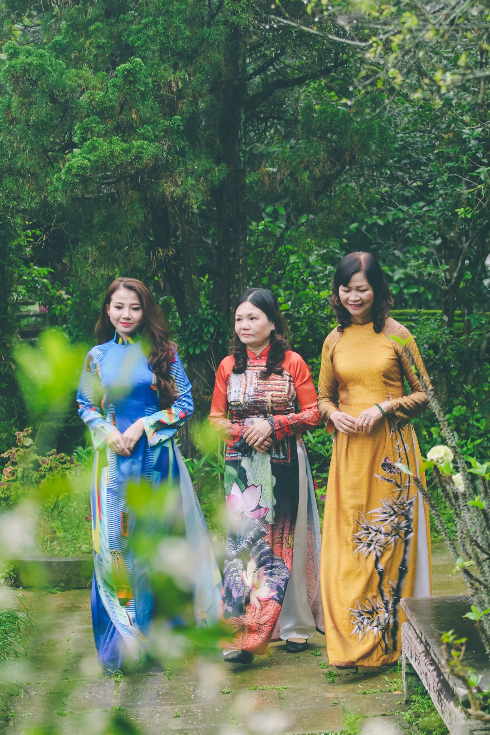Chùm ảnh đẹp về tục xông đất, lì xì, đi chơi đầu năm ở cố đô Huế - 6 Người lớn mời người trẻ ăn mứt Tết