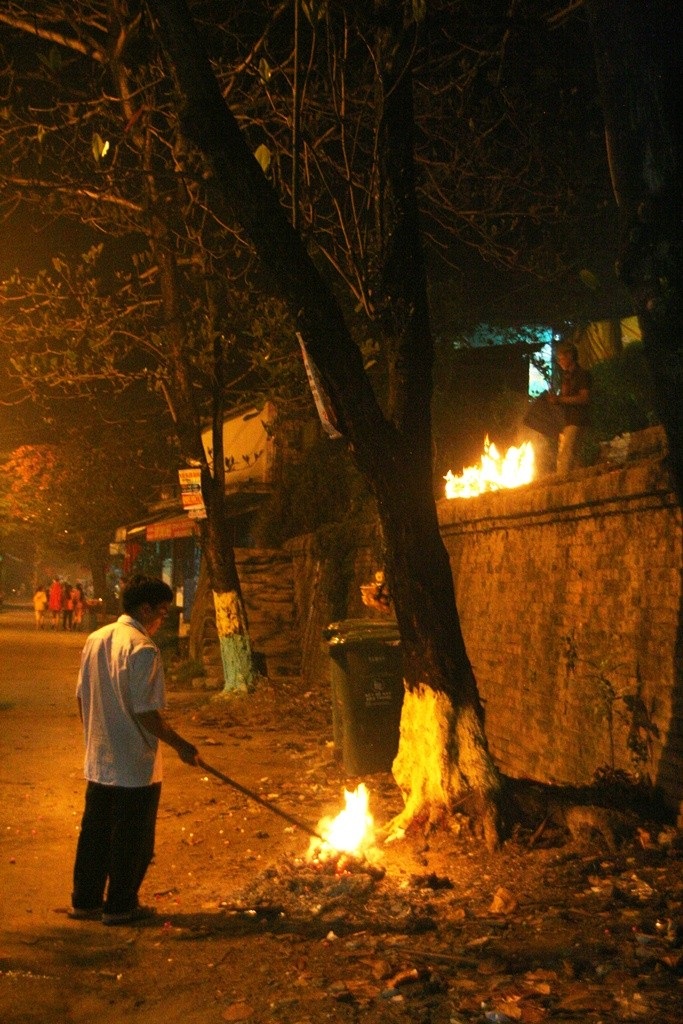 Pháo hoa rộn ràng chào đón năm mới Ất Mùi - 37 Trong khi pháo hoa đang bắn, khá nhiều người dân vì bận cúng giao thừa nên không đi xem được