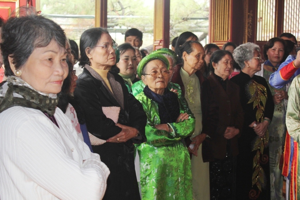 195 năm ngày mất vua Gia Long - 6 Bà con vua và người quan tâm đến kỵ vua Gia Long tại Thế Miếu sáng 7/2