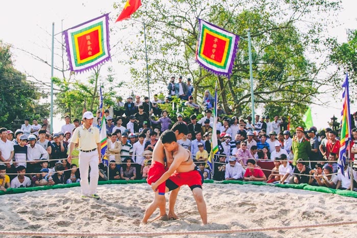 Những pha vật võ đẹp mắt của trai làng Thủ Lễ - 9 Đứng ôm đối thủ chờ sơ hở để vật