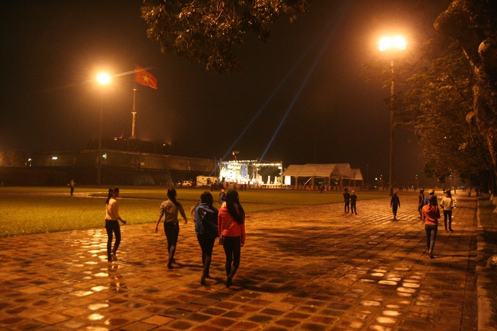 Những người đầu tiên đổ về nơi bắn pháo hoa trước Ngọ Môn