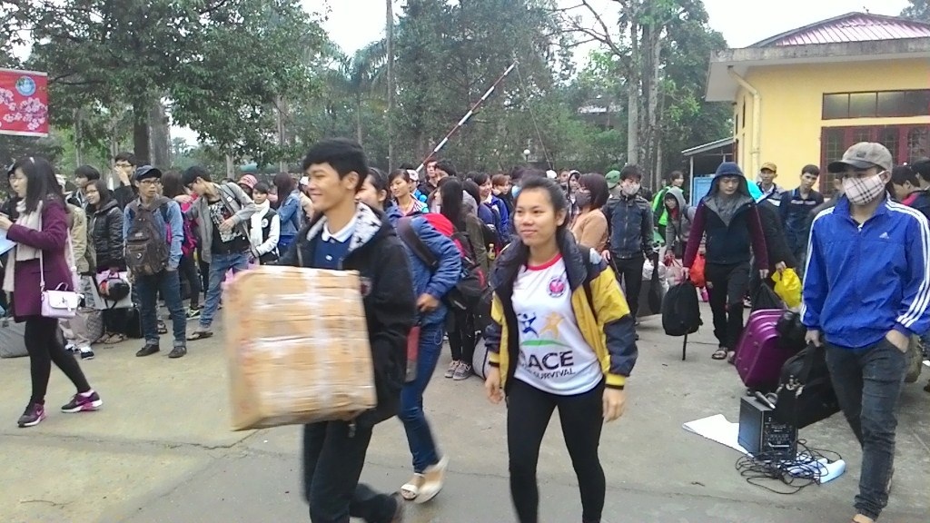 Hỗ trợ xe miễn phí cho sinh viên nghèo về quê ăn Tết - 1 Các SV ĐH Nông lâm Huế khăn gói lên đường về quê.