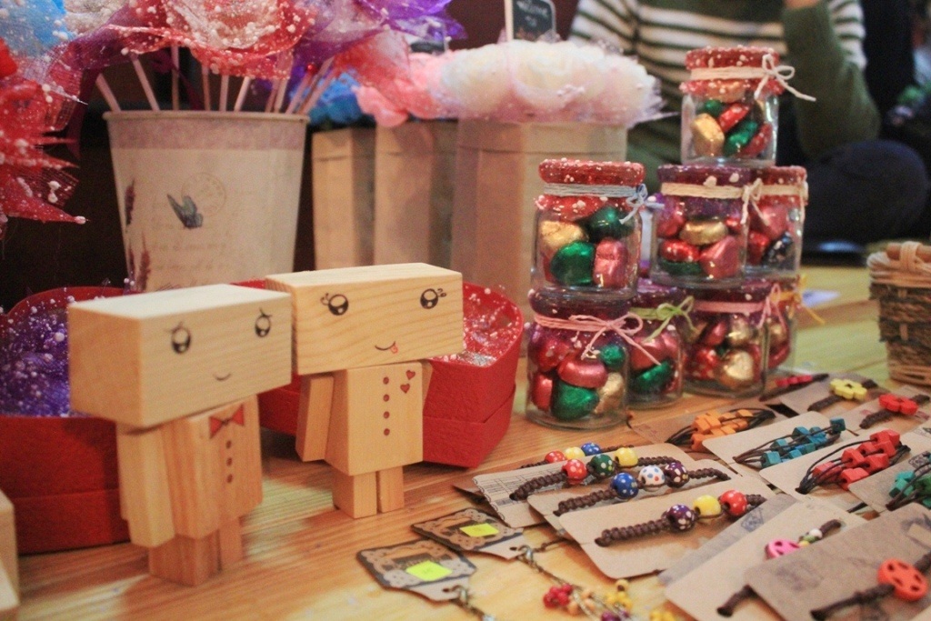 Giới trẻ Huế nô nức sắm Tết trong phiên chợ… Valentine - 3 Bên cạnh những gian hàng Tết không thể thiếu những góc lãng mạn cho các cặp tình nhân mua sắm