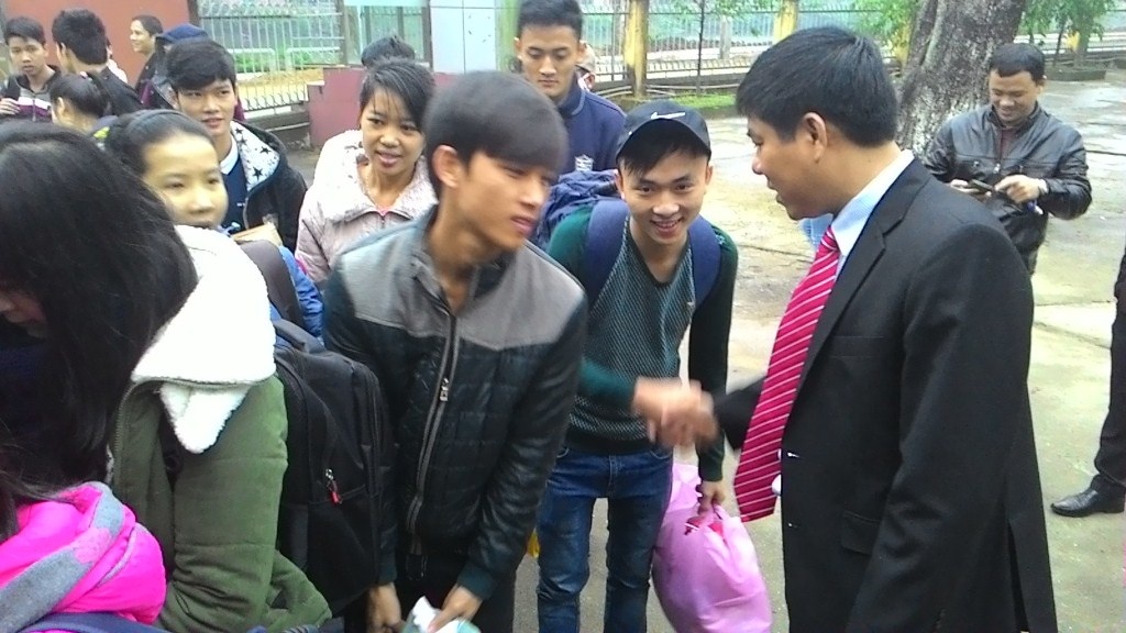 Hỗ trợ xe miễn phí cho sinh viên nghèo về quê ăn Tết - 2 Thầy Huỳnh Văn Chương, Phó Hiệu trưởng gửi lời thăm đến gia đình các SV khó khăn.