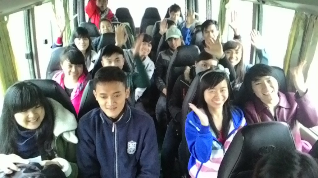 Hỗ trợ xe miễn phí cho sinh viên nghèo về quê ăn Tết - 4 Các SV vui vẻ trên chuyến xe Tết.