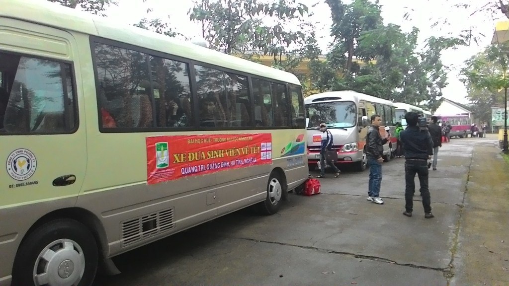 Hỗ trợ xe miễn phí cho sinh viên nghèo về quê ăn Tết - 3 6 xe sẽ đưa các em về quê ăn Tết