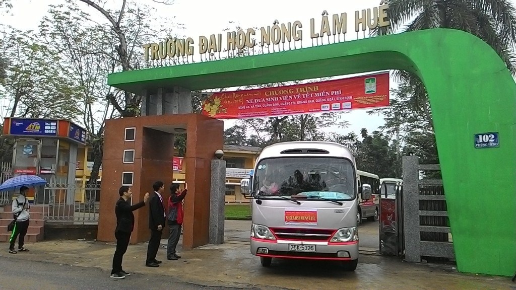 Hỗ trợ xe miễn phí cho sinh viên nghèo về quê ăn Tết - 5 Các thầy cô chào SV, chúc các em về quê ăn Tết an toàn, vui vẻ.