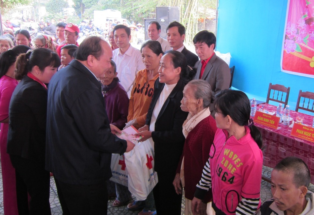 Phó Thủ tướng tặng quà Tết cho người nghèo - 2 Phó Thủ tướng Nguyễn Xuân Phúc ân cần hỏi thăm bà con, chúc bà con ăn Tết đầm ấm