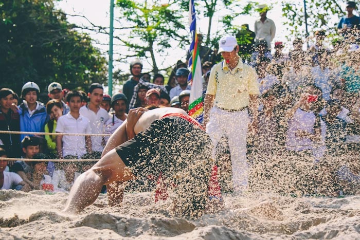 Những pha vật võ đẹp mắt của trai làng Thủ Lễ - 10 Tung cát