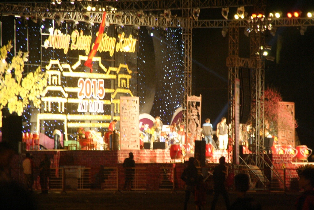 Sân khấu Mừng Đảng Mừng Xuân đã sẵn sàng khai hội