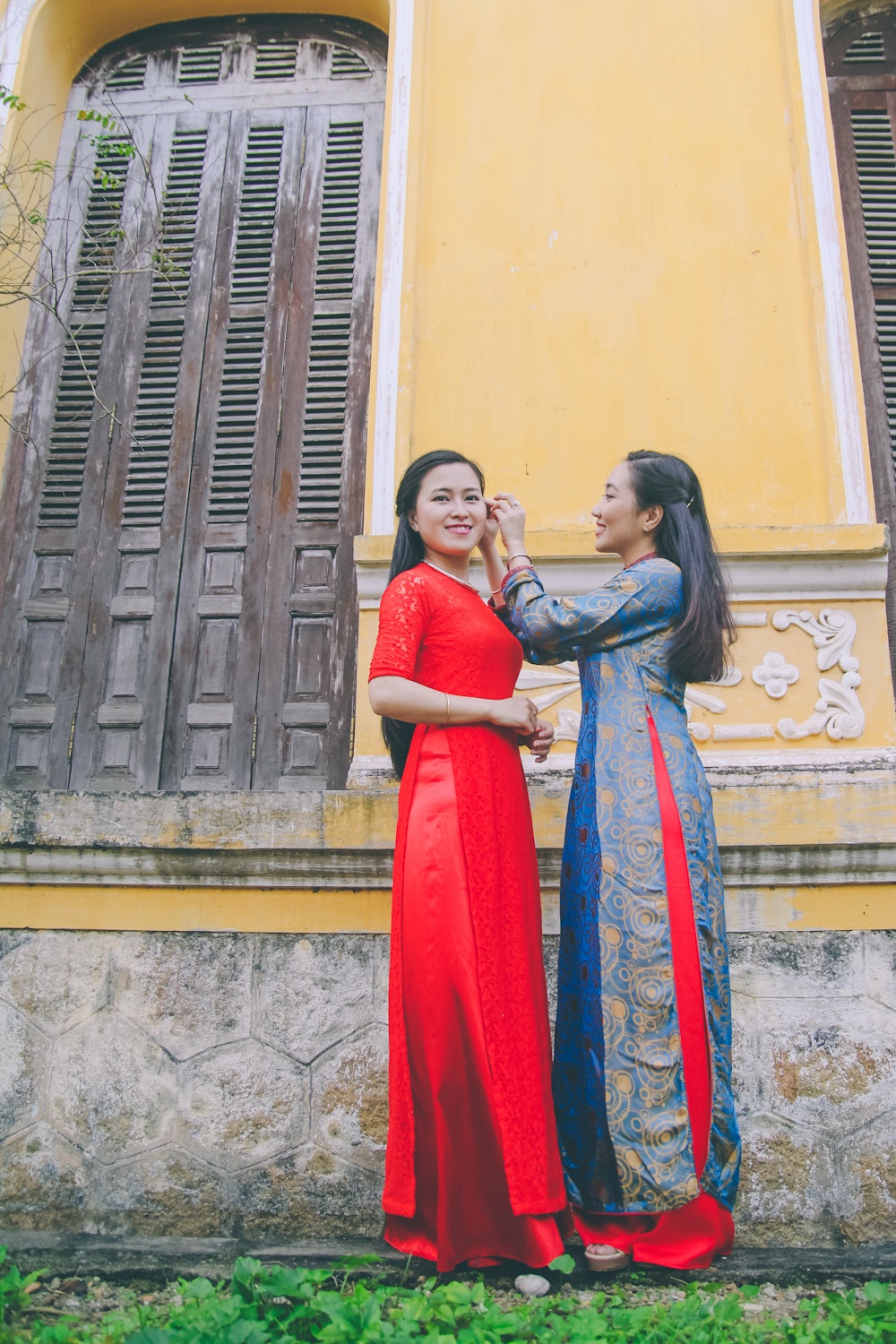Chùm ảnh đẹp về tục xông đất, lì xì, đi chơi đầu năm ở cố đô Huế - 8 Người lớn mời người trẻ ăn mứt Tết