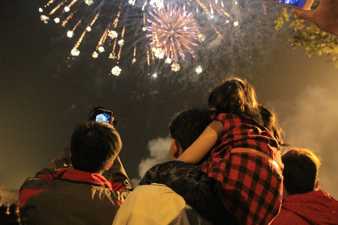 Hai bố con háo hức thưởng thức pháo hoa