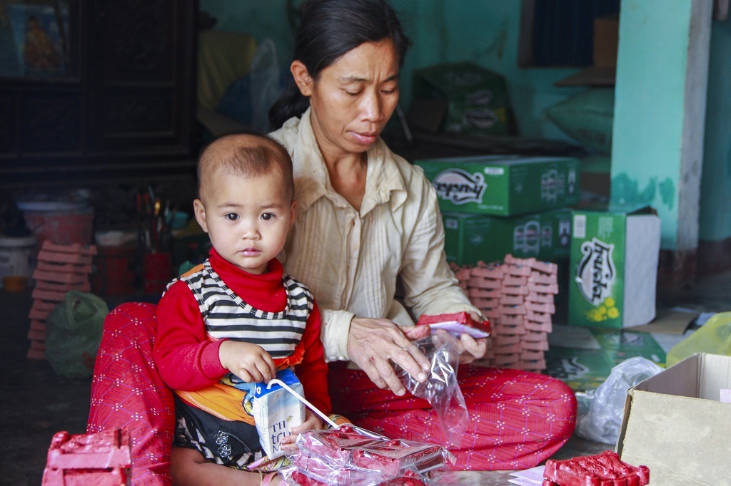 Làng “ông Táo” Địa Linh và câu chuyện giữ nghề truyền thống - 9 Liệu những thế hệ mới tại làng Địa Linh vài chục năm nữa có còn theo nghề cũ của cha ông xưa