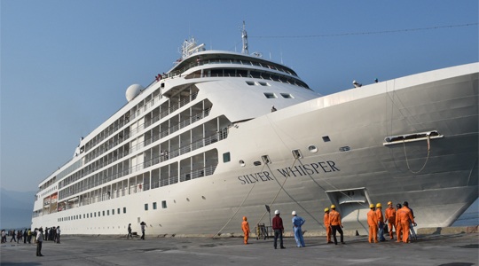 Tàu du lịch biển đầu tiên “xông đất” Huế - 1 Tàu du lịch hạng cao cấp Silver Whisper cập cảng Chân Mây - Huế ngày mùng 7 Tết